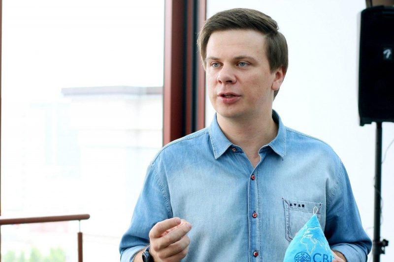 Ведущий 'Мира наизнанку' Дмитрий Комаров после слухов о разводе показался с другой девушкой Ведущий 'Мира наизнанку' Дмитрий Комаров после слухов о разводе показался с другой девушкой