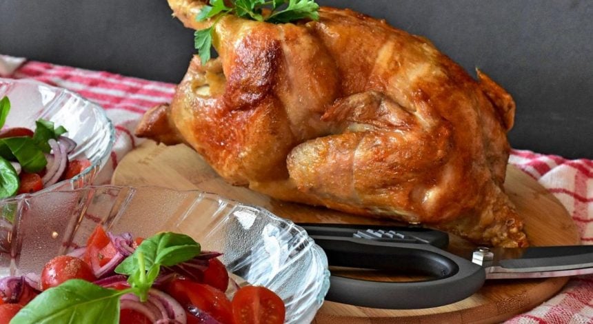 Курица получится с королевской румяной корочкой: вот чем смазать за сутки до запекания