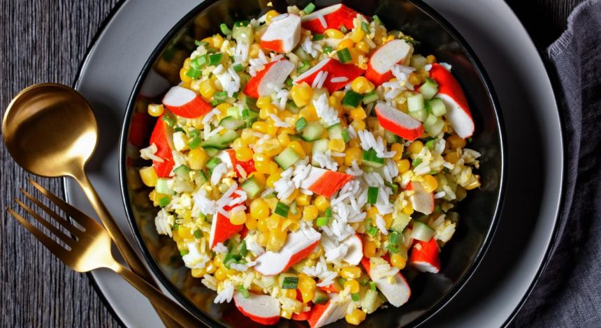 Необычный салат с крабовыми палочками: четыре простых рецепта