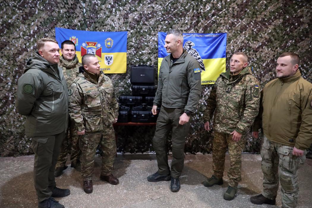 Кличко на Новий рік привіз бійцям 8 підрозділів дрони на передову Кличко на Новий рік привіз бійцям 8 підрозділів дрони на передову