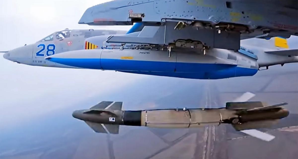 Су-25 начали сбрасывать новые высокоточные бомбы / скриншот Су-25 начали сбрасывать новые высокоточные бомбы / скриншот