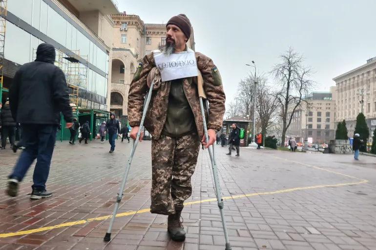 Євген Ломський, який втратив ногу на війні, просить пожертви у центрі Києва / Al Jazeera Євген Ломський, який втратив ногу на війні, просить пожертви у центрі Києва / Al Jazeera