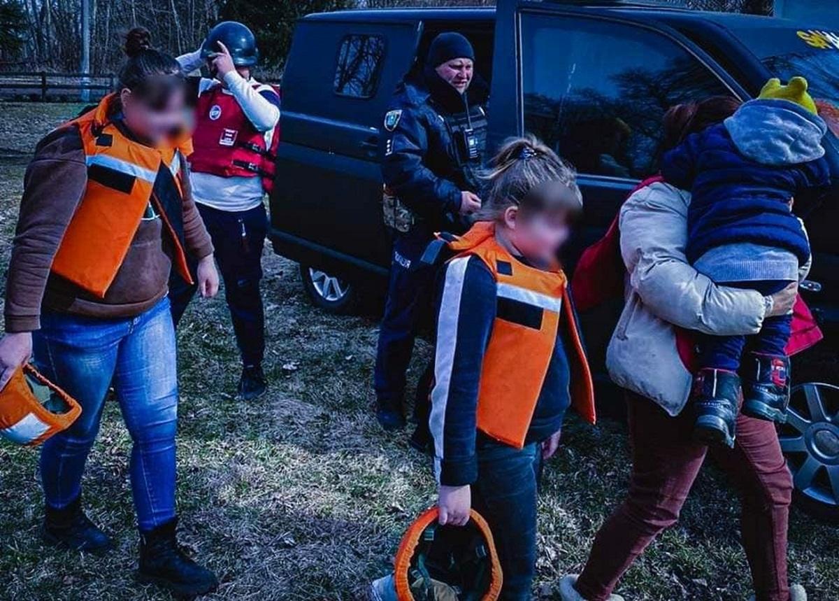 Поліція евакує дітей з прикордонних регіонів / фото: Сумська ОВА Поліція евакує дітей з прикордонних регіонів / фото: Сумська ОВА