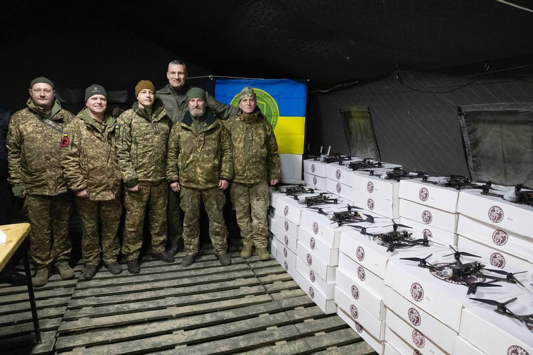 Віталій Кличко зустрівся з бійцями батальйону 'Свобода': передав велику партію дронів і вручив нагороди Віталій Кличко зустрівся з бійцями батальйону 'Свобода': передав велику партію дронів і вручив нагороди