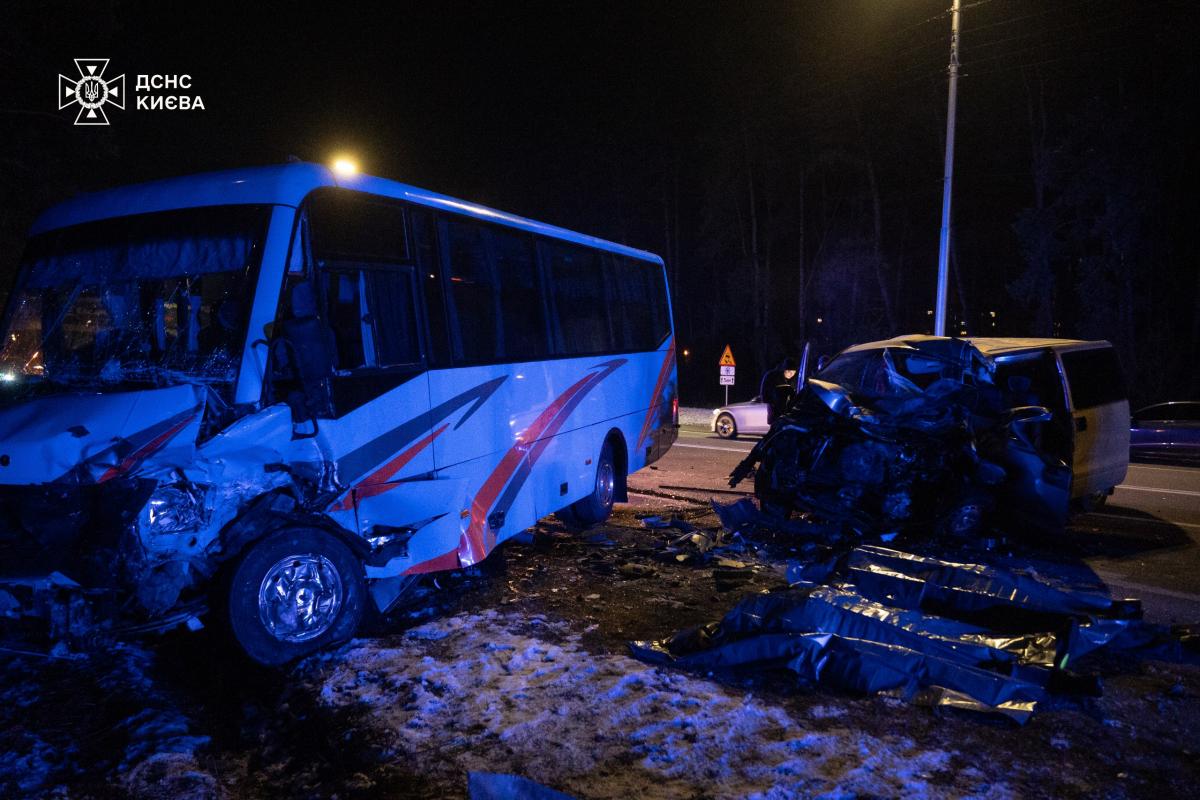У Києві сталася смертельна ДТП на Столичному шосе / фото ДСНС Києва У Києві сталася смертельна ДТП на Столичному шосе / фото ДСНС Києва