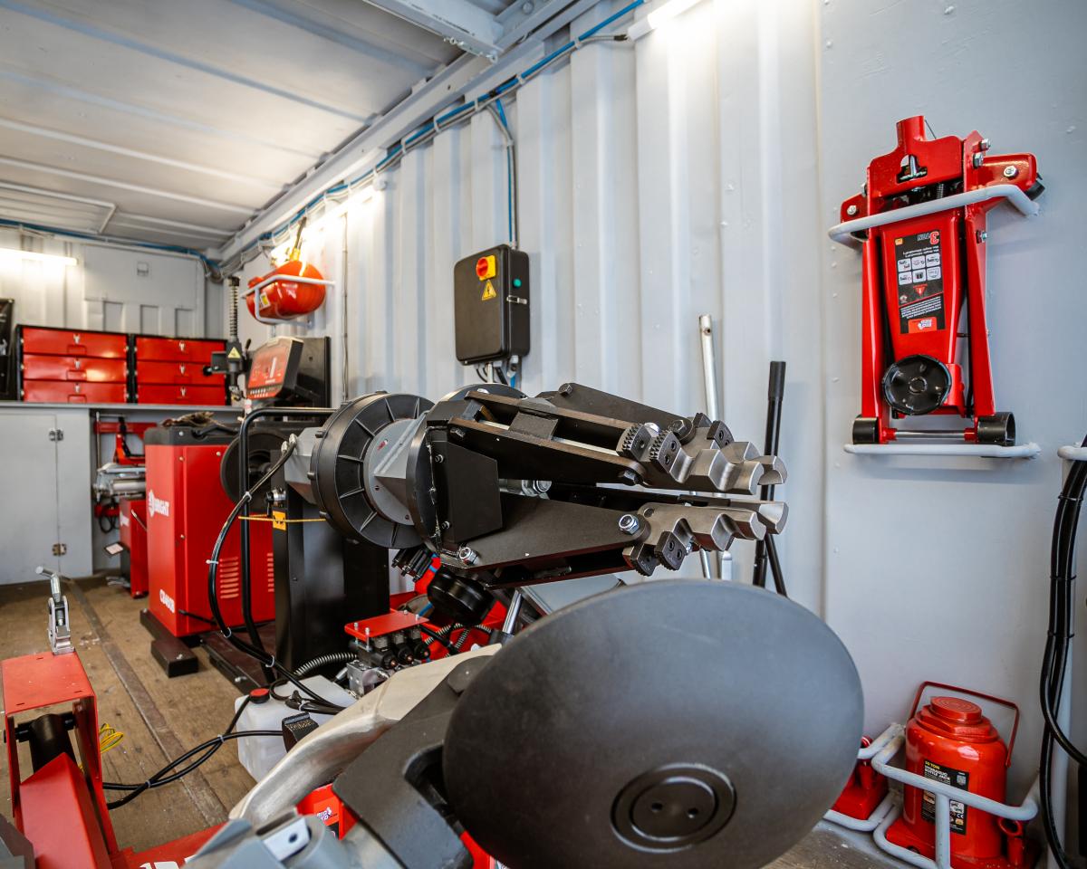 Новый взгляд в восстановлении техники на фронте: современные украинские образцы ремонтных мастерских Новый взгляд в восстановлении техники на фронте: современные украинские образцы ремонтных мастерских