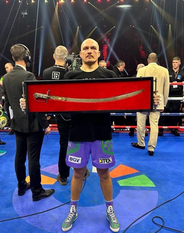 Олександр Усик із шаблею Мазепи / фото Facebook Maksim Blakitny Олександр Усик із шаблею Мазепи / фото Facebook Maksim Blakitny