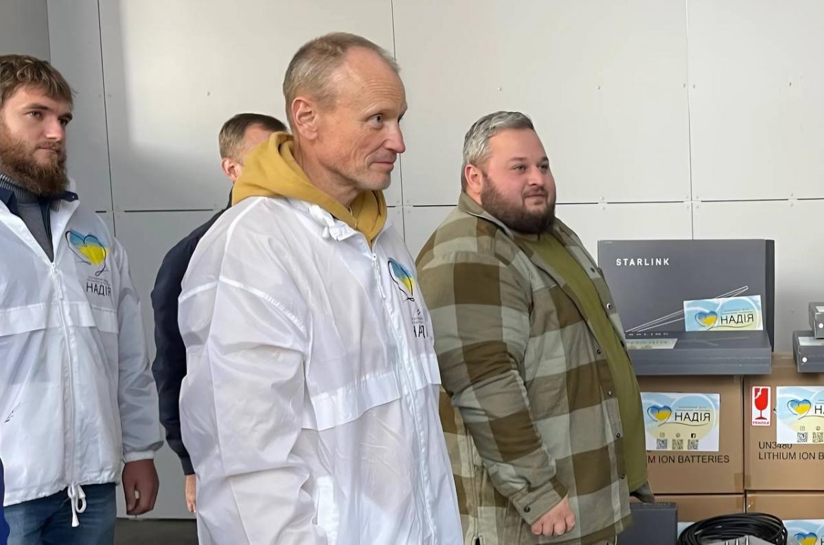 Олексій Омельяненко та волонтери БФ 'Надія' передали РЕБи захисникам Донеччини Олексій Омельяненко та волонтери БФ 'Надія' передали РЕБи захисникам Донеччини