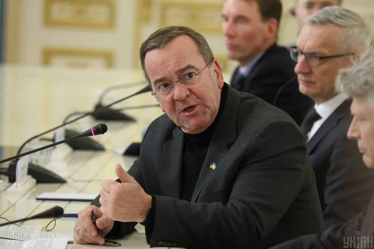 Також міністр оборони Німеччини вважає, що головне питання в тому, як зробити так, аби Росія після закінчення війни знову не напала на Україну / фото УНІАН Також міністр оборони Німеччини вважає, що головне питання в тому, як зробити так, аби Росія після закінчення війни знову не напала на Україну / фото УНІАН