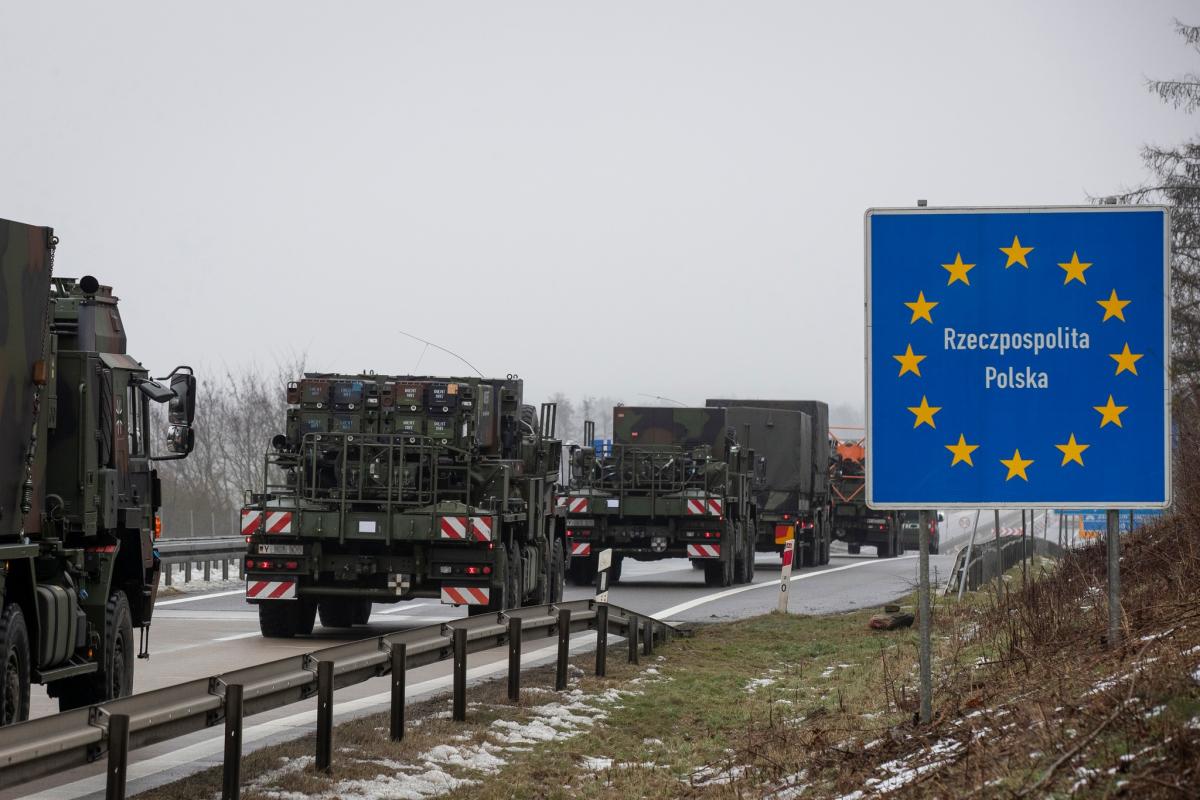 Батареї зенітно-ракетної системи Patriot були доставлені до Польщі з транспортно-пусковими контейнерами для ракет MIM-104F / фото Die Bundeswehr in Mecklenburg-Vorpommern Батареї зенітно-ракетної системи Patriot були доставлені до Польщі з транспортно-пусковими контейнерами для ракет MIM-104F / фото Die Bundeswehr in Mecklenburg-Vorpommern