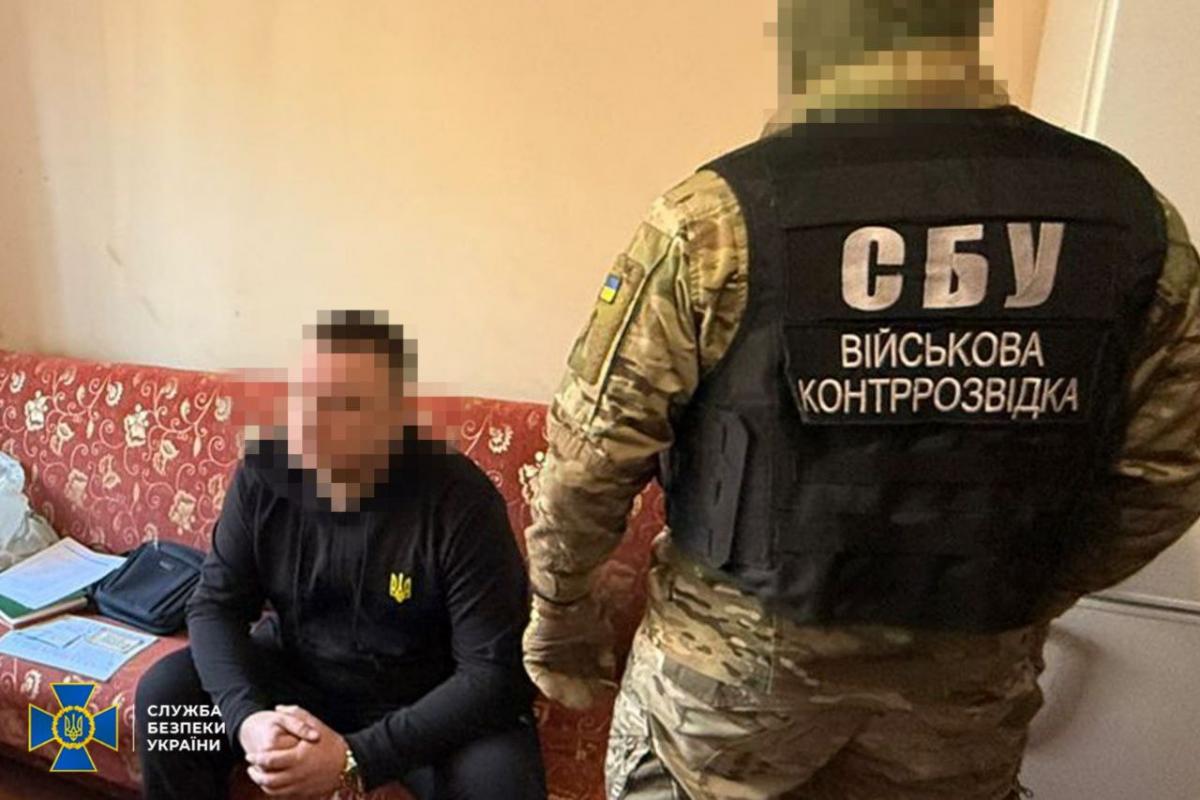 Колишній комбриг після затримання буде доставлений в Київ / фото СБУ Колишній комбриг після затримання буде доставлений в Київ / фото СБУ