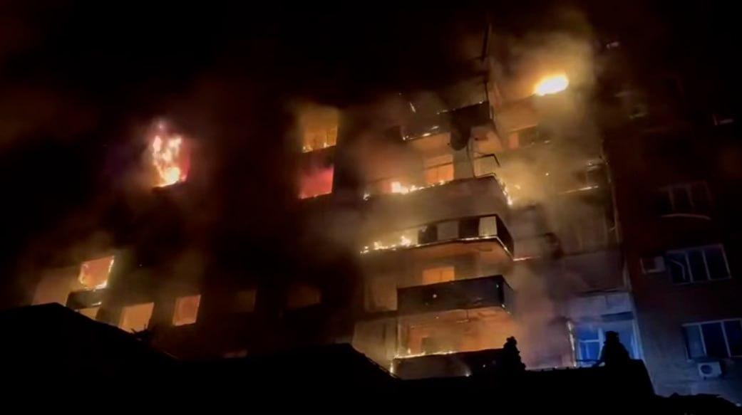 В Покровске пылает многоэтажка в результате обстрела РФ / кадр из видео В Покровске пылает многоэтажка в результате обстрела РФ / кадр из видео