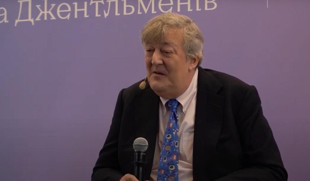 Стивен Фрай призвал не оставаться в стороне и всячески помогать Украине / скриншот из видео Стивен Фрай призвал не оставаться в стороне и всячески помогать Украине / скриншот из видео