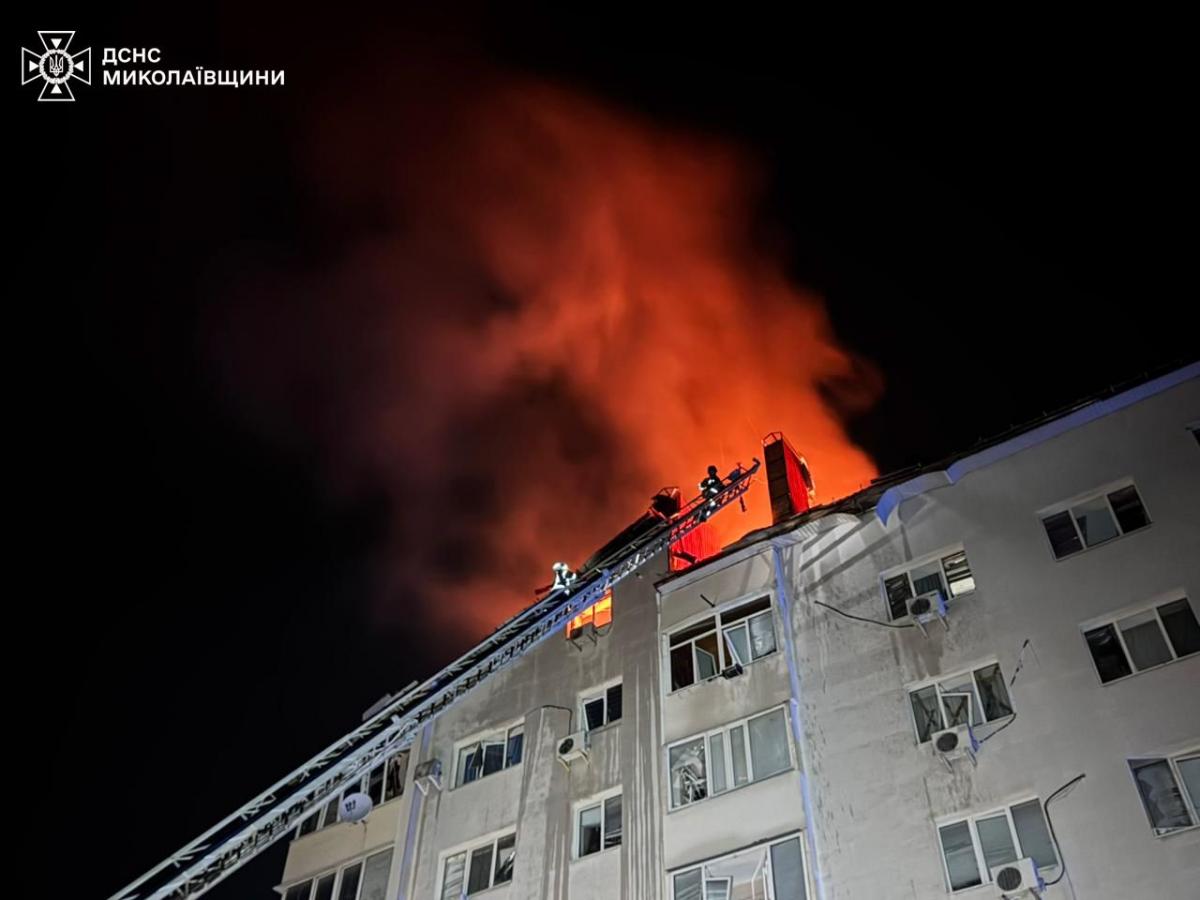 Ворог ударив по Миколаєву / фото ДСНС Ворог ударив по Миколаєву / фото ДСНС