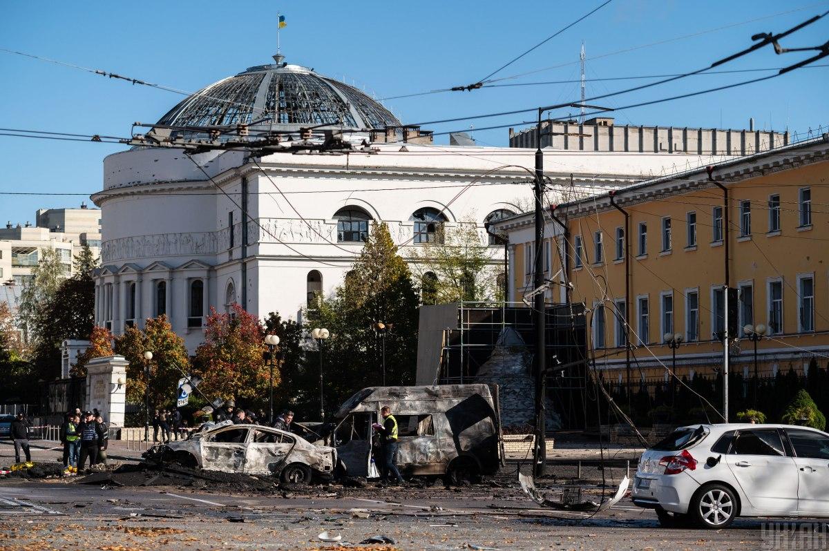 Київський міський будинок учителя після російської ракетної атаки 10 жовтня 2022 року / фото УНІАН, В'ячеслав Ратинський Київський міський будинок учителя після російської ракетної атаки 10 жовтня 2022 року / фото УНІАН, В'ячеслав Ратинський