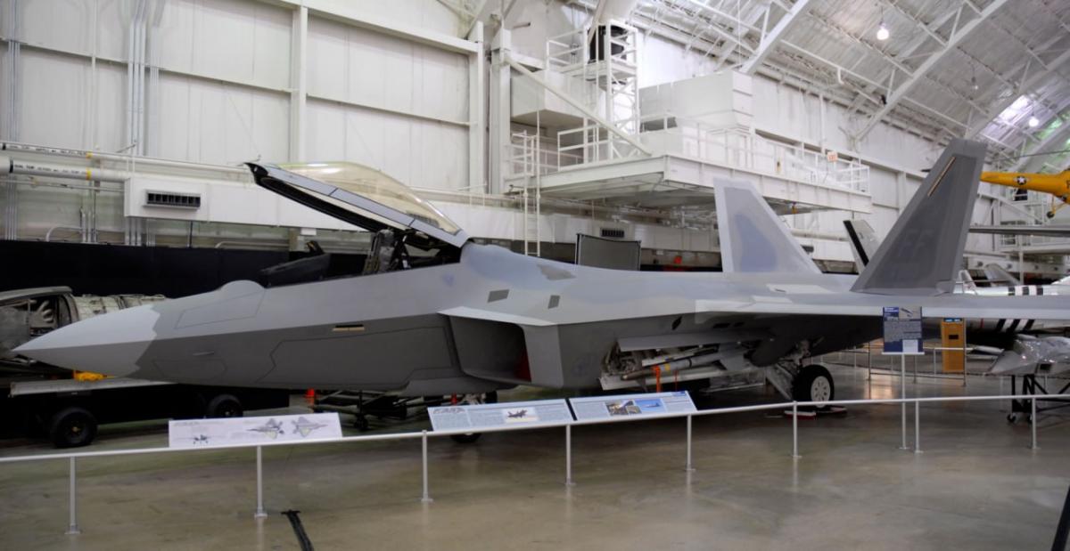 Фахівці вважають, що F-22 є найбільш небезпечним винищувачем у світі / фото Вікіпедія Фахівці вважають, що F-22 є найбільш небезпечним винищувачем у світі / фото Вікіпедія