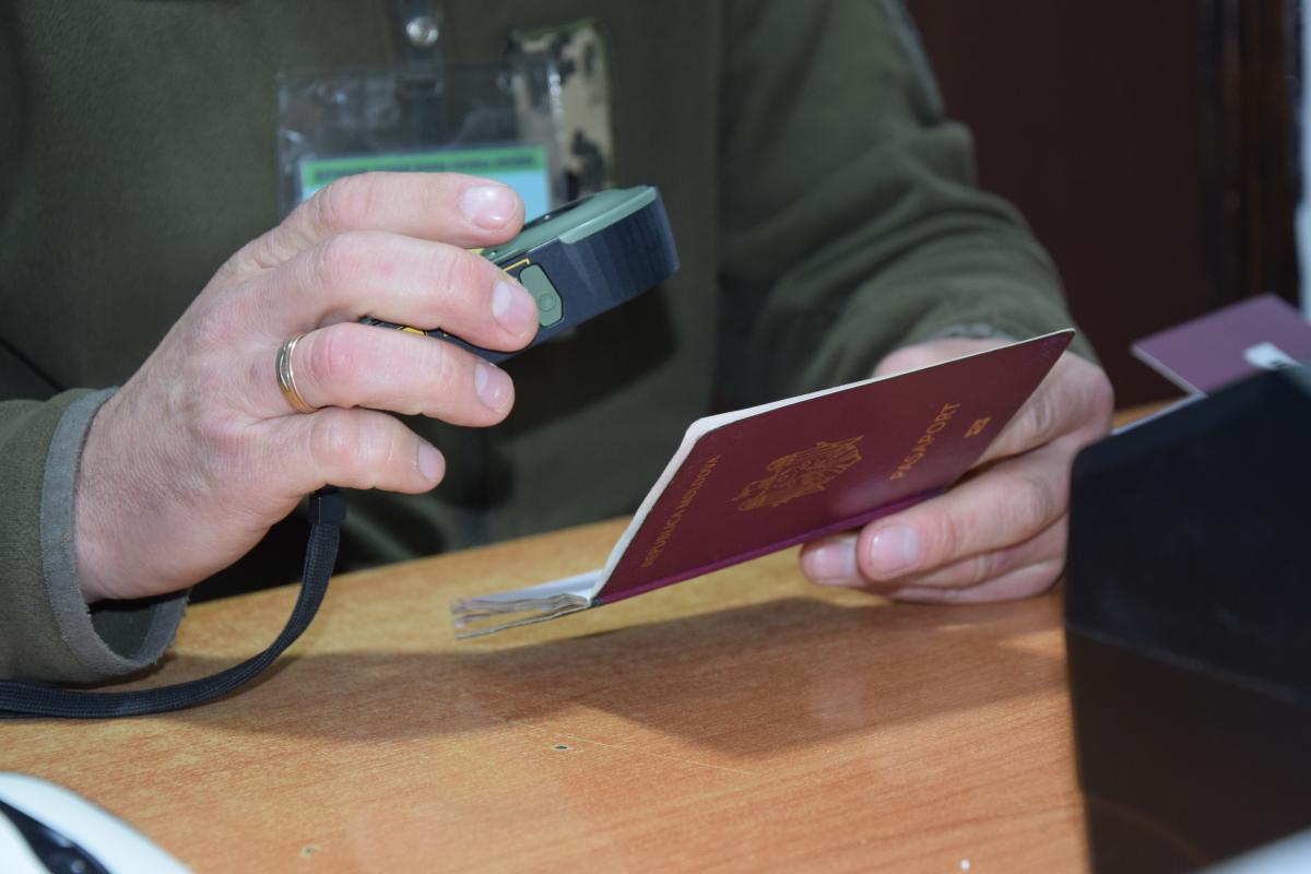 Під час перевірки документів у прикордонників виникли сумніви щодо їх дійсності / фото ДПСУ Під час перевірки документів у прикордонників виникли сумніви щодо їх дійсності / фото ДПСУ