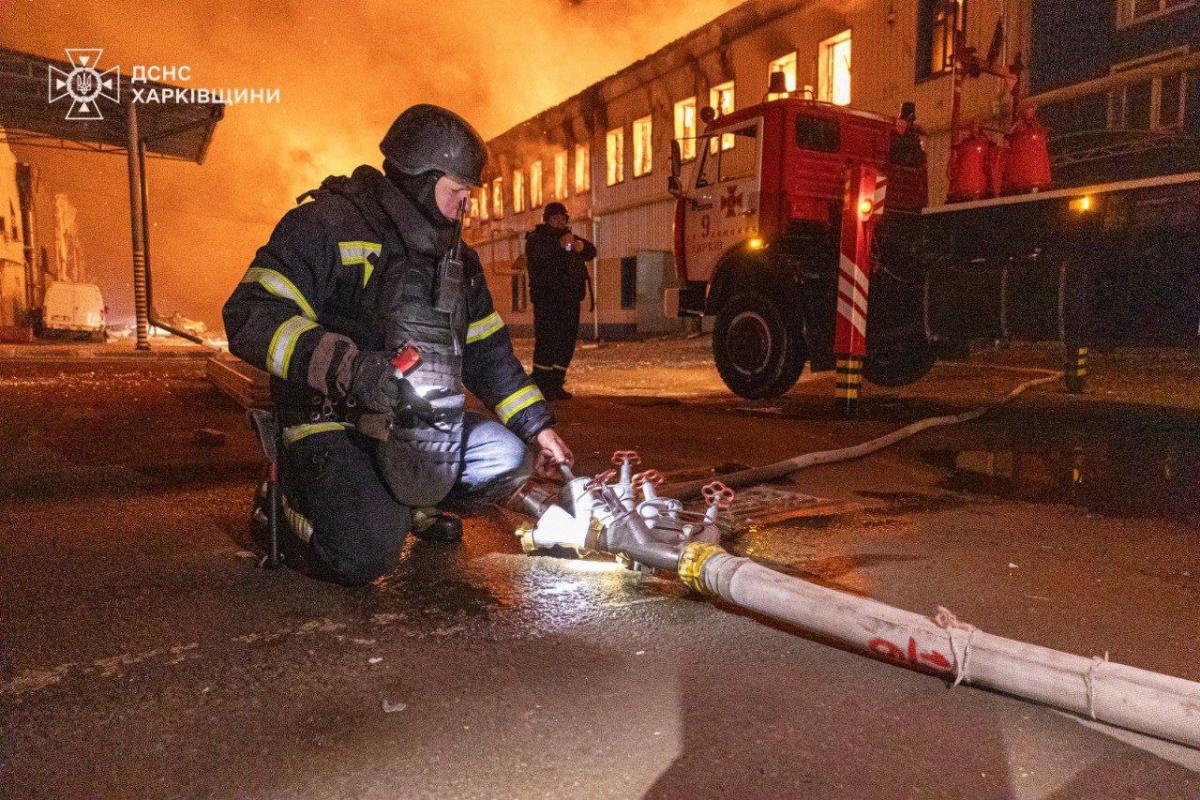 В Харькове ликвидируют пожар / фото ГСЧС В Харькове ликвидируют пожар / фото ГСЧС