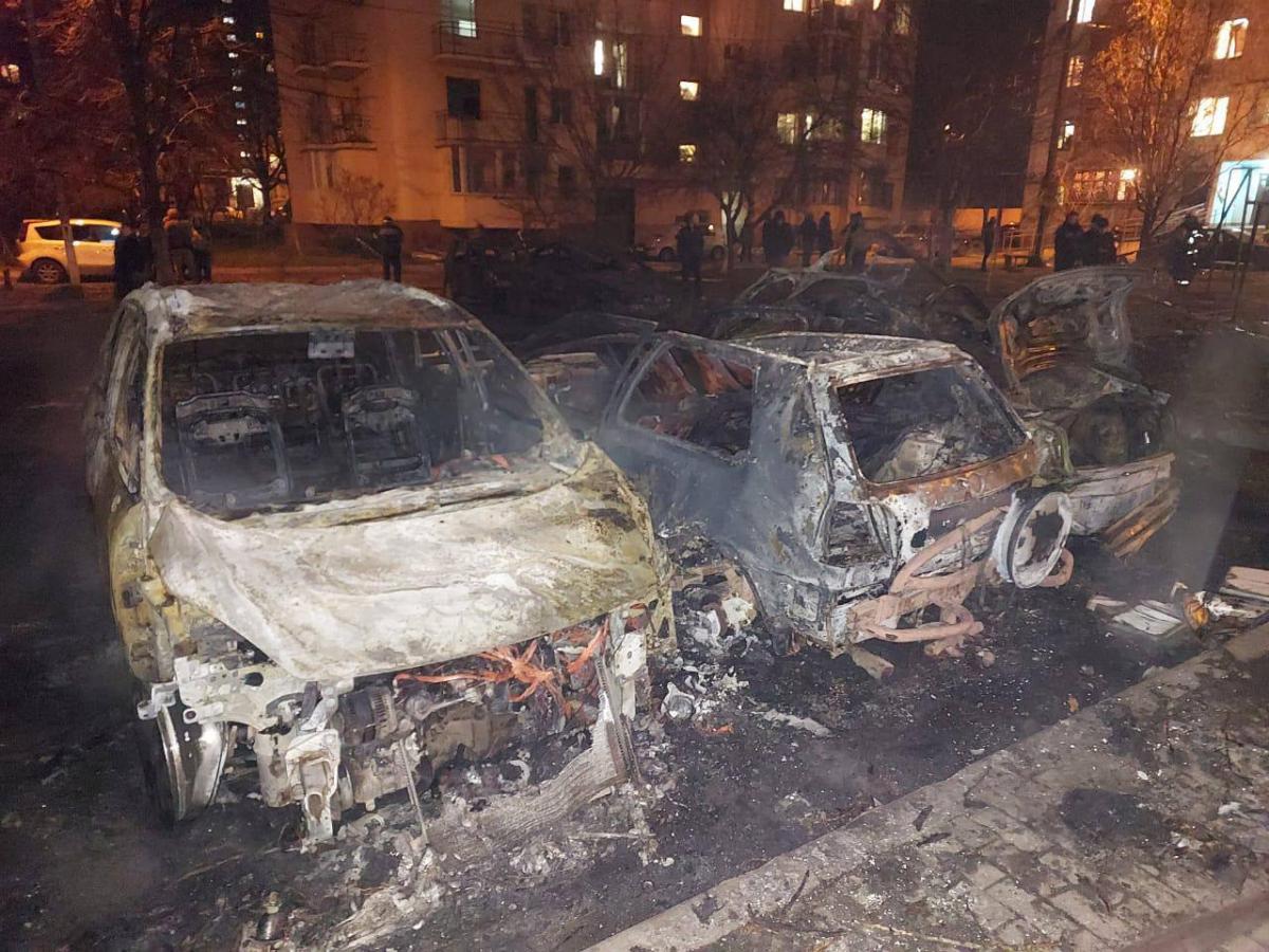 Сгоревшие автомобили в результате российской атаки / фото Олег Кипер Сгоревшие автомобили в результате российской атаки / фото Олег Кипер