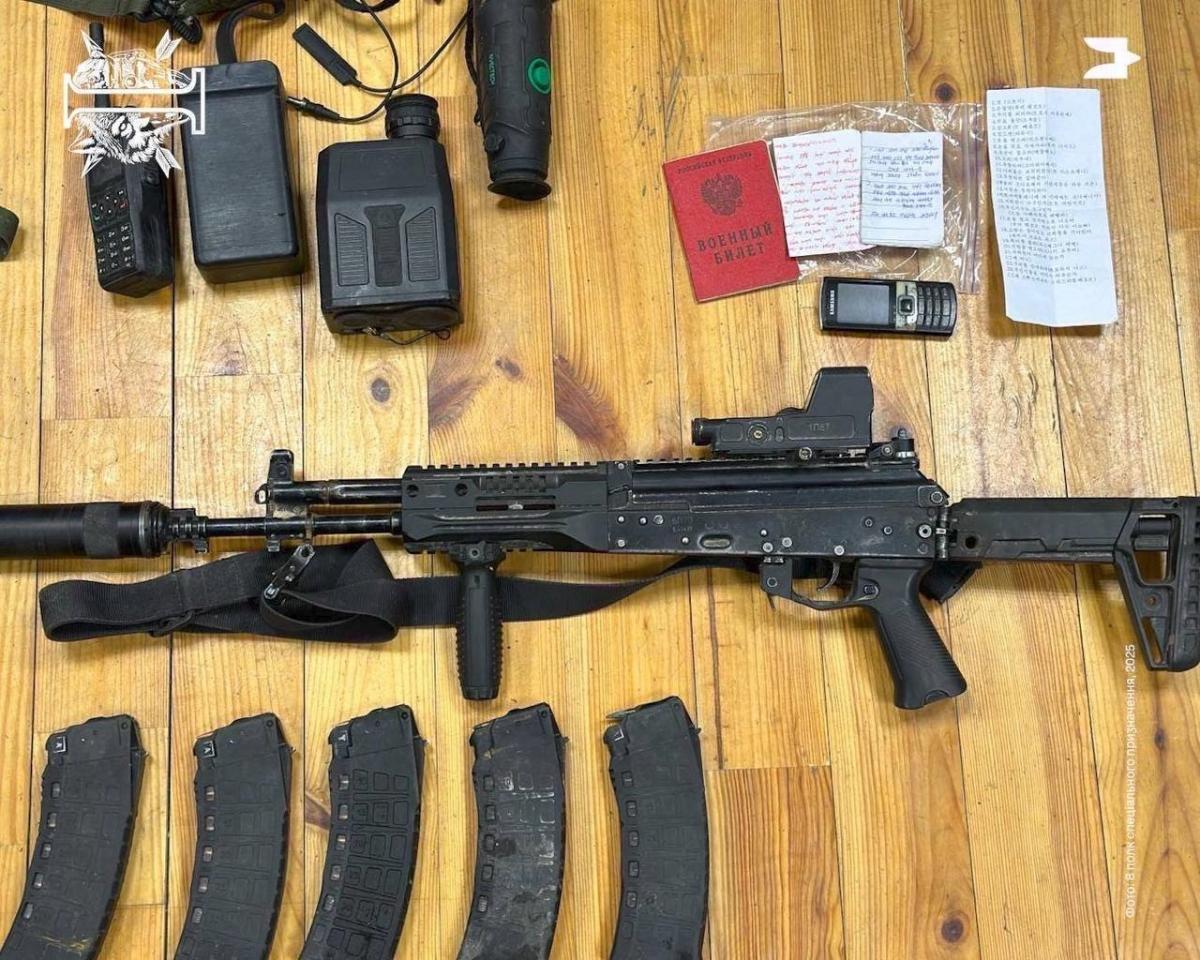 Під час зачистки ворожих позицій, було виявлено військову екіпіровку окупантів / фото ССО Під час зачистки ворожих позицій, було виявлено військову екіпіровку окупантів / фото ССО