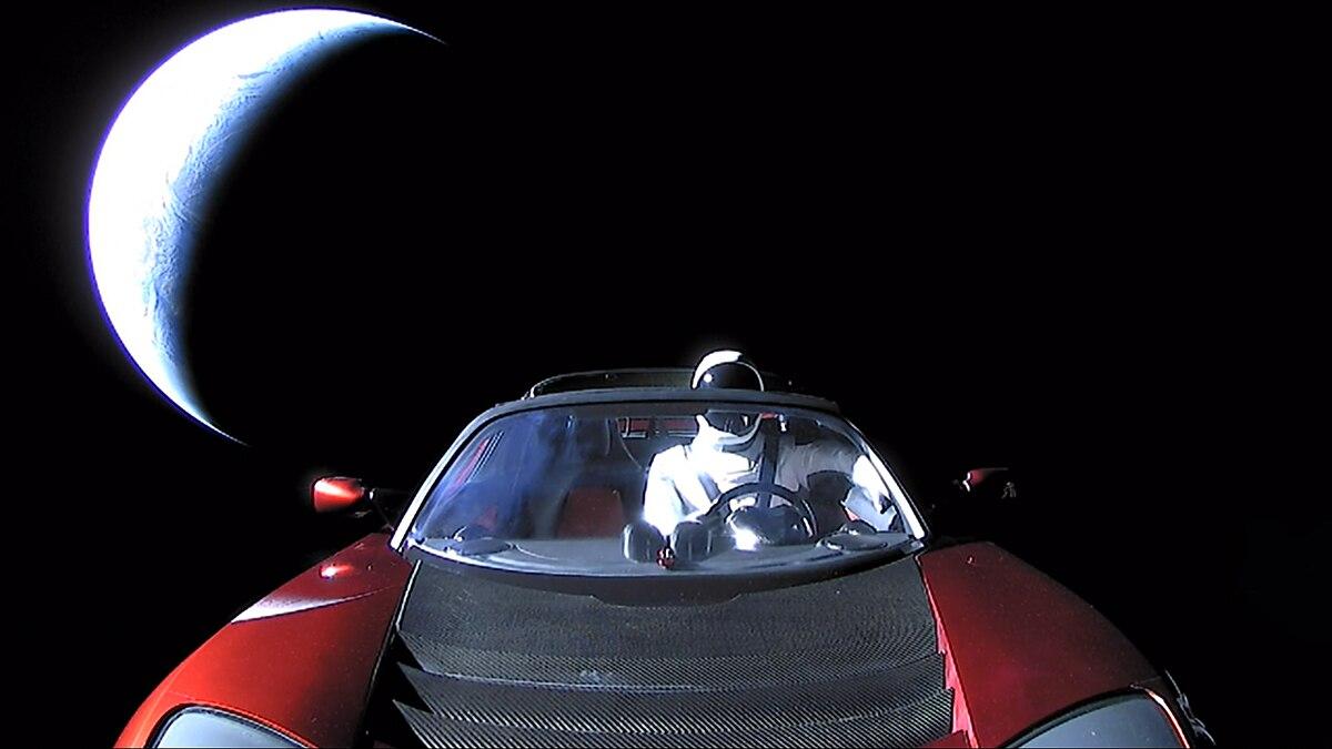 Однако этот объект оказался автомобилем Tesla, который был запущен на орбиту в 2018 году / фото Википедия Однако этот объект оказался автомобилем Tesla, который был запущен на орбиту в 2018 году / фото Википедия