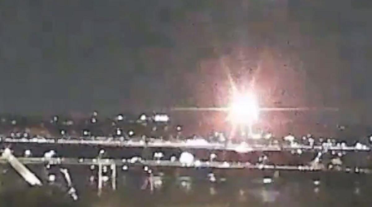 Момент столкновения самолета и вертолета / скриншот с видео