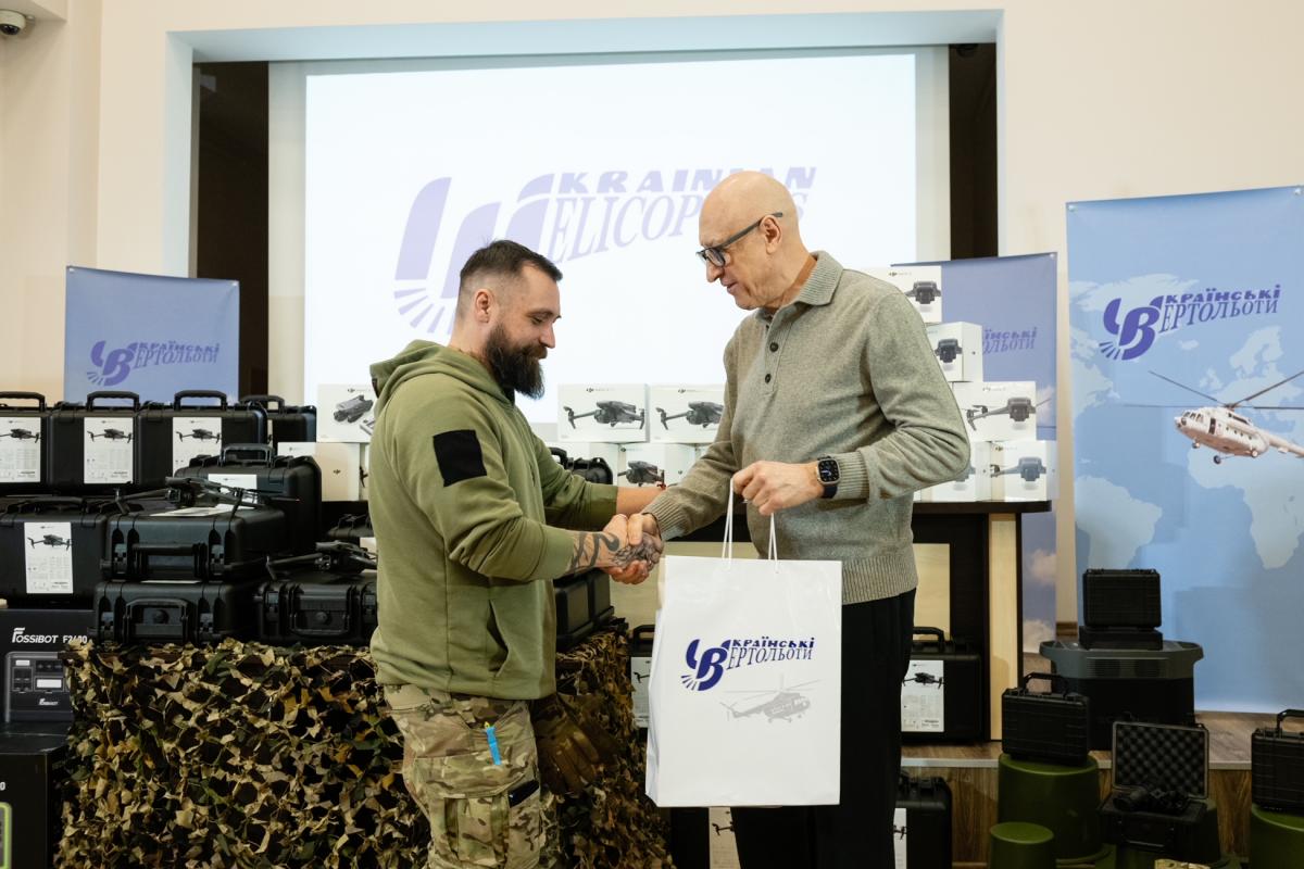 Масштабна передача військової допомоги 6 підрозділам ЗСУ від авіакомпанії 'Українські вертольоти' Масштабна передача військової допомоги 6 підрозділам ЗСУ від авіакомпанії 'Українські вертольоти'