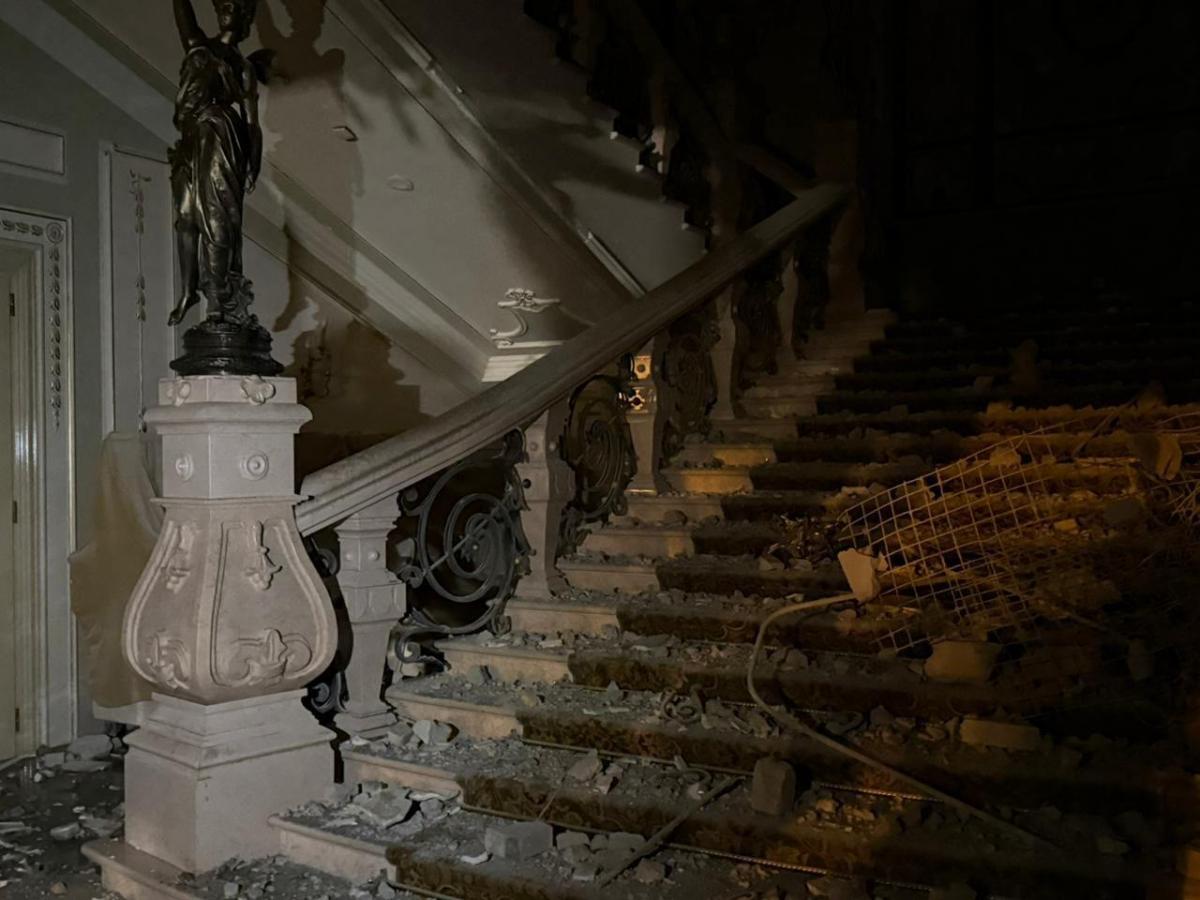 Внаслідок вибухів у приміщеннях низки історичних памʼяток наявні вибиті вікна та пошкодження фасадів / фото Zelenskiy / Official Внаслідок вибухів у приміщеннях низки історичних памʼяток наявні вибиті вікна та пошкодження фасадів / фото Zelenskiy / Official