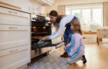 Більшість людей неправильно перевіряє випічку на готовність: Мері Беррі розвіяла кулінарний міф