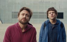 В Украине покажут комедийную драму "Настоящая боль" с Джесси Айзенбергом и Кираном Калкиным