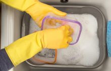 Как почистить пластиковые контейнеры, чтобы стали как новые: что добавить в воду для мытья