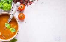 Стане ідеальним для вечері: відома шеф-кухарка поділилася рецептом супу зі смаженим перцем