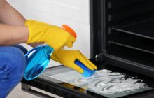 Не нужно больше мыть духовку уксусом: от старого жира и грязи поможет другое средство