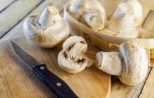 Эту часть у шампиньонов обязательно нужно срезать перед готовкой: единицы знают об этом