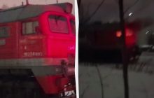 В Санкт-Петербурге сожгли локомотив, который "таскал" российское оружие и технику (видео)