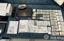 Підробляли навіть службові посвідчення Нацполіції та СБУ: викрито підпільну "фабрику"