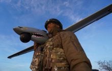 Майбутнє війни буде в руках одного солдата, який керуватиме роєм дронів, - Business Insider