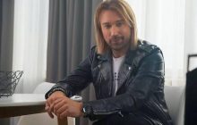 Втікач Олег Винник вперше за довгий час показався в мережі в патріотичній футболці (відео)