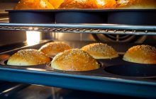Тануть у роті: шеф-кухар поділилася рецептом запашних булочок, які готуються за 15 хвилин