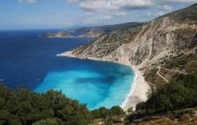 Безумно красивый греческий остров не привлекает много туристов: чем он отличается от Санторини