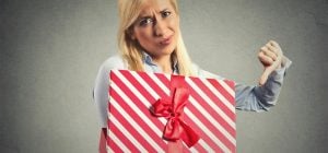 Будет скандал: 8 грубых ошибок при вручении подарка