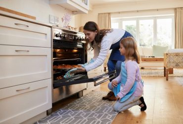 Більшість людей неправильно перевіряє випічку на готовність: Мері Беррі розвіяла кулінарний міф