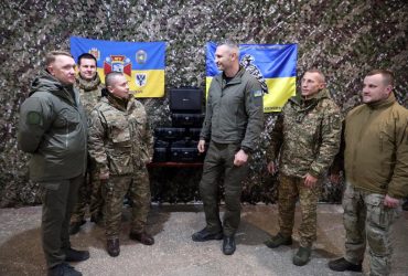 Кличко на Новий рік привіз бійцям 8 підрозділів дрони на передову