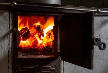 Как сделать, чтобы дрова горели дольше в 2-3 раза: вот как нужно их укладывать