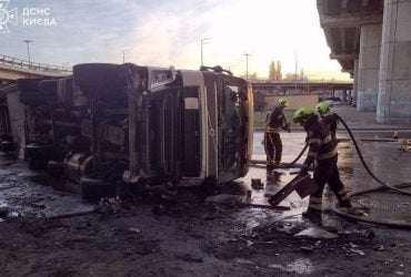 На Видубичах з мосту злетіла вантажівка (фото)