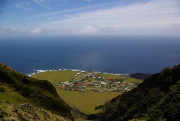 Без інтернет-доставки і з одним поліцейським на всіх: як живе найвіддаленіший острів світу
