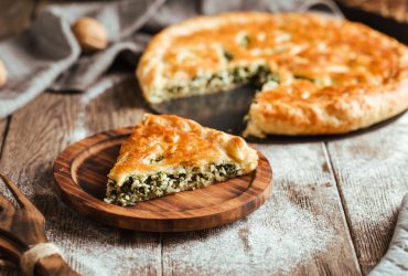 Швидко та смачно: Джеймі Олівер поділився легким рецептом пирога зі шпинатом і фетою