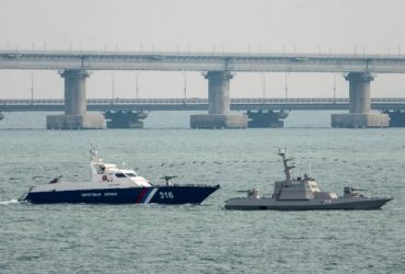 Шторм розкидав захисні споруди: у ВМС розповіли про ситуацію біля Кримського мосту