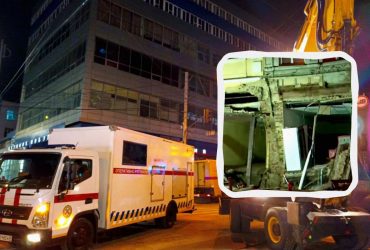 У центрі Києва прорвало тепломережу: перекрито рух, обвалилася частина фасаду будинку