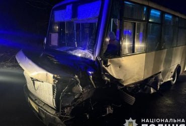 Під Львовом автівка зіткнулась з автобусом: багато постраждалих